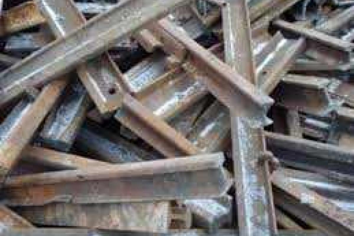 На Харьковщине мужчина залез в чужой двор и украл металл На Харьковщине мужчина залез в чужой двор и украл металл