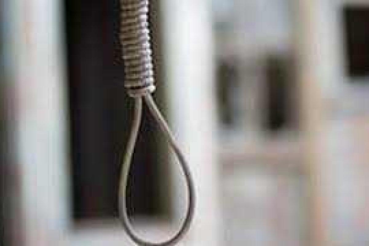 В столице мужчина повесился в кабине грузовика