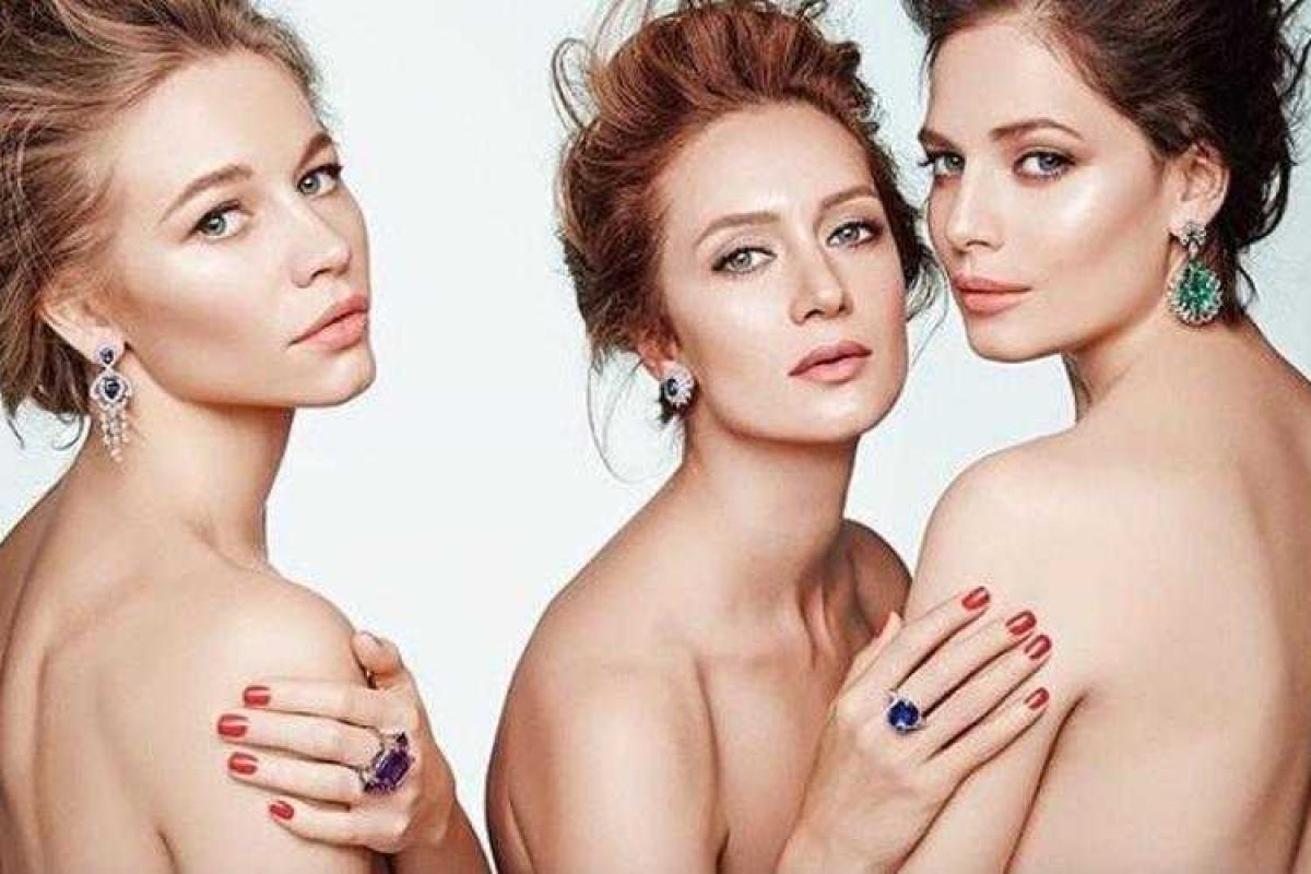 Беременная российская актриса и две ее коллеги по актерскому цеху снялись обнаженными