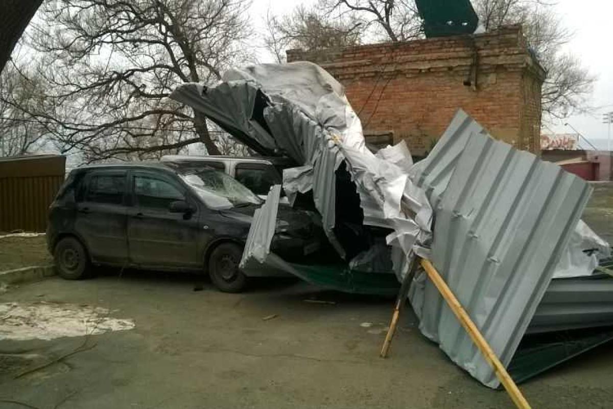 Во Владивостоке бушует ураган: сносит крыши и сбивает людей с ног. Видео