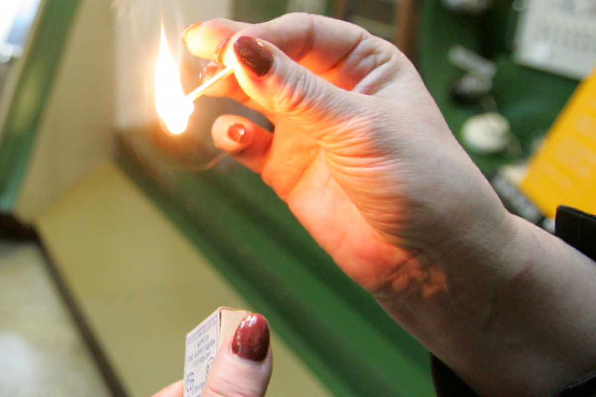 Москвичка из-за ссоры с соседями облила себя бензином Москвичка из-за ссоры с соседями облила себя бензином