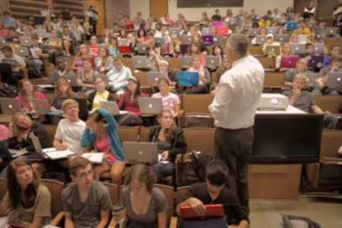 В США ректор рекомендовал студентам ходить на занятия с оружием В США ректор рекомендовал студентам ходить на занятия с оружием