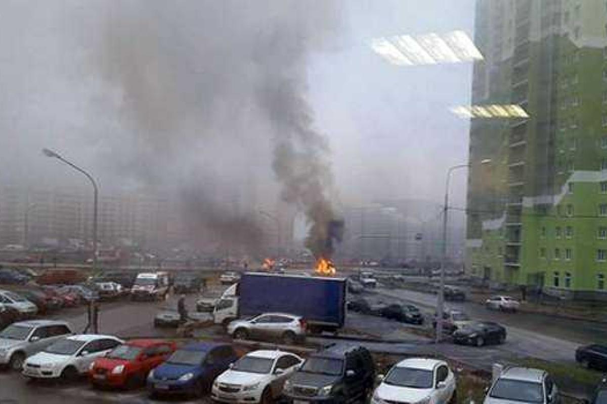 В Санкт-Петербурге расстреляли полицейский автомобиль, двое силовиков погибли В Санкт-Петербурге расстреляли полицейский автомобиль, двое силовиков погибли
