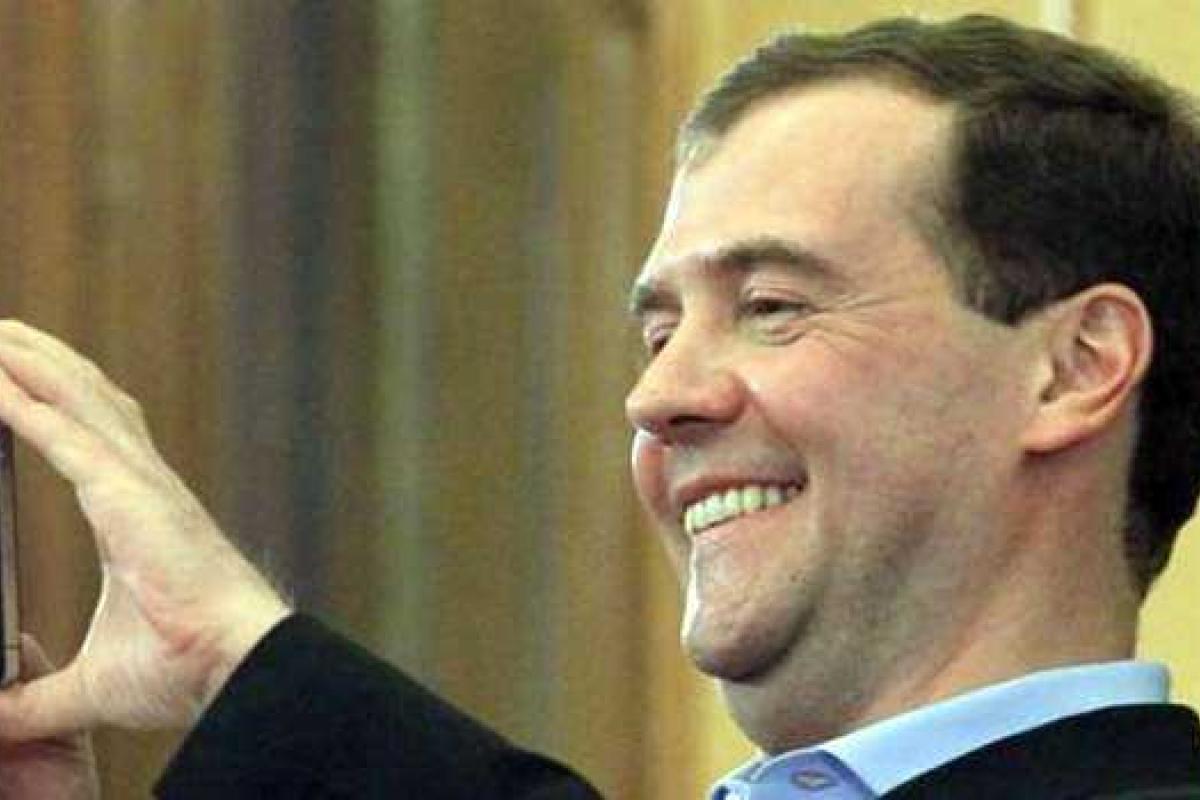 Сеть взорвало селфи Медведева с тремя китаянками