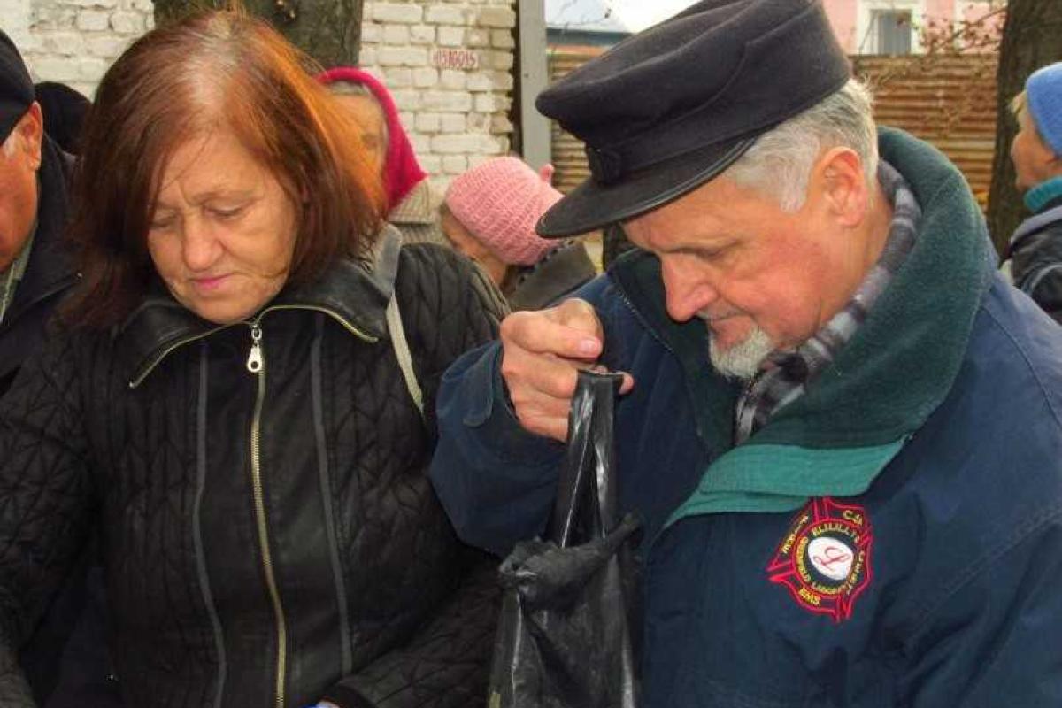 Дожились. Луганчане выстаивают большие очереди за бесплатной едой Дожились. Луганчане выстаивают большие очереди за бесплатной едой