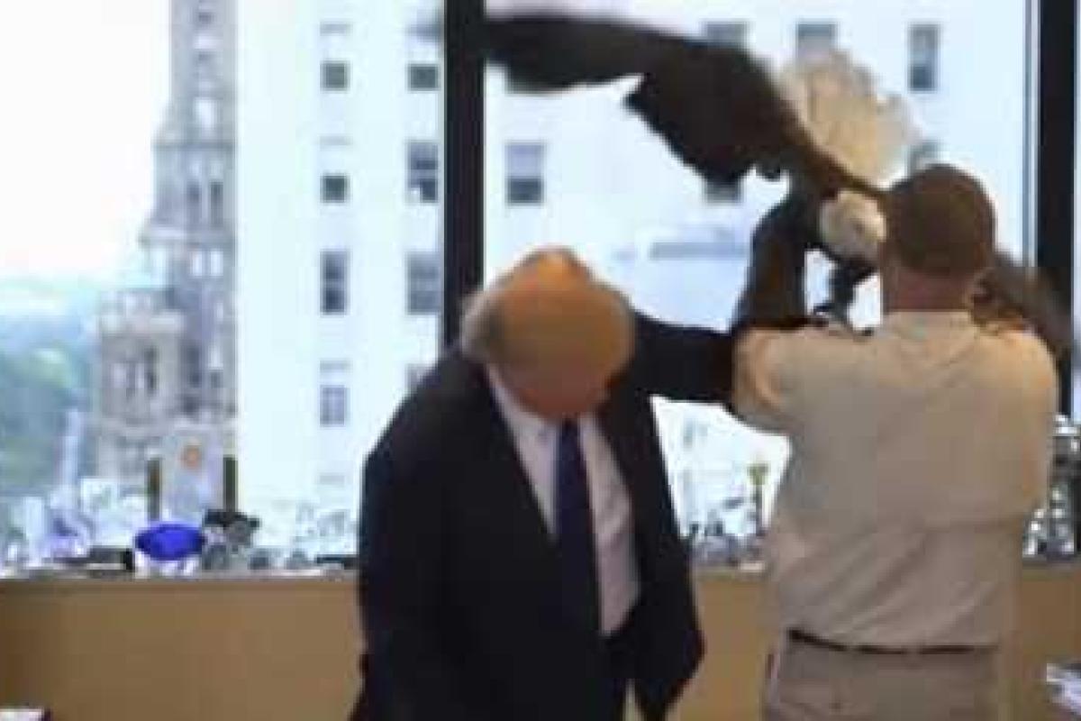 На Дональда Трампа напал орел. Видео