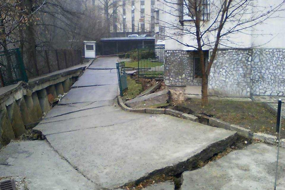 В Киеве из-за сдвига почвы жителей 13-этажного дома переселили в гостиницу 