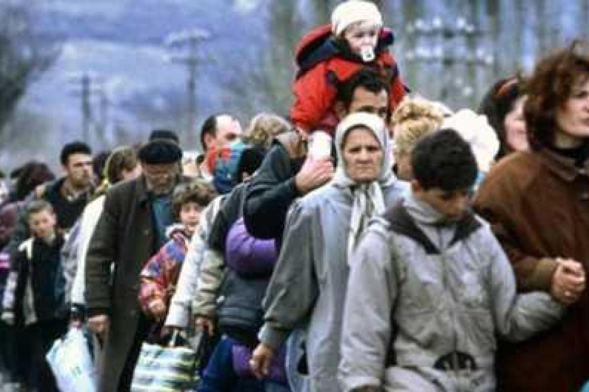 Из обесточенного Крыма людей вывозят на материковую Украину