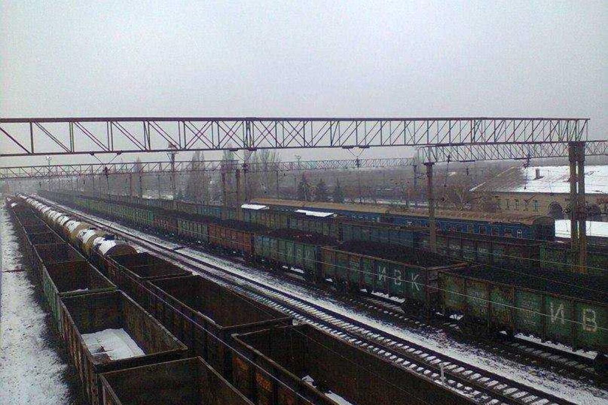 В Горловке на ж/д вокзале простаивают составы, груженые углем В Горловке на ж/д вокзале простаивают составы, груженые углем