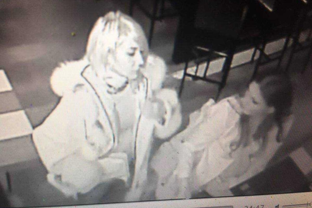 В Киеве ищут двух девушек, совершивших кражу в особо крупном размере. Фото В Киеве ищут двух девушек, совершивших кражу в особо крупном размере. Фото