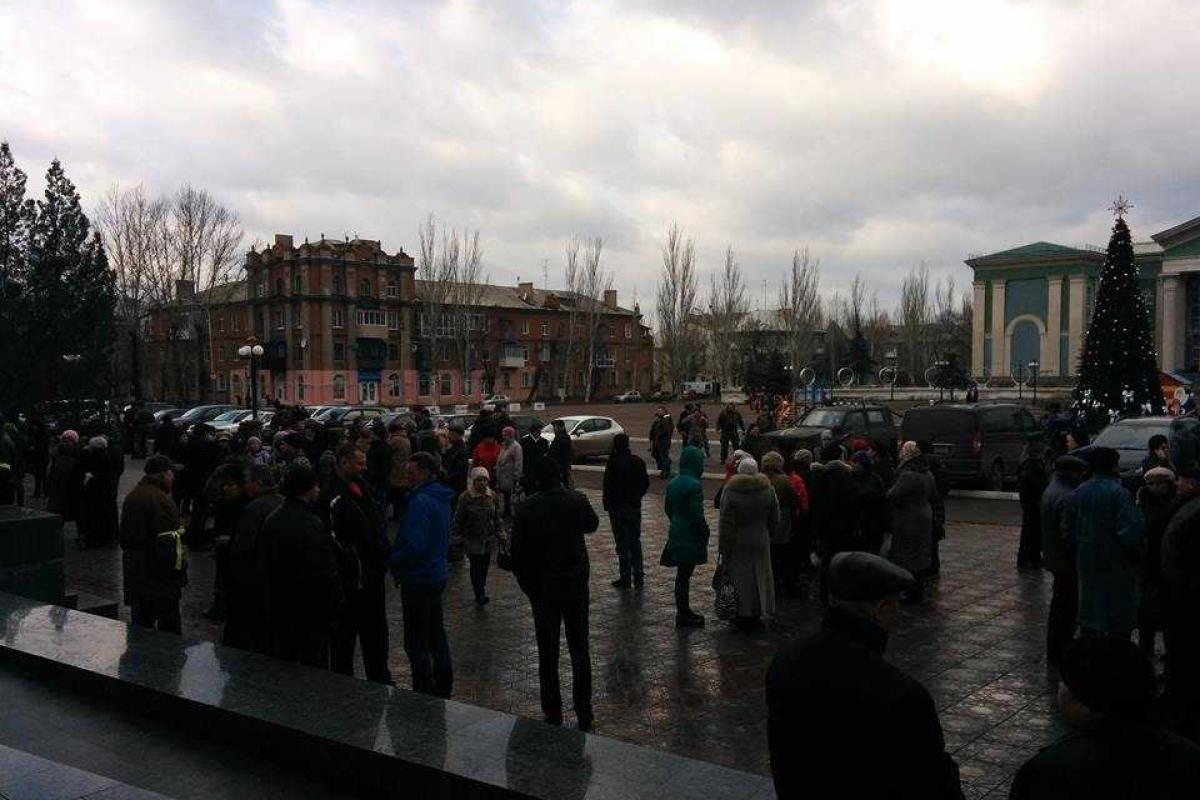 В Северодонецке группа людей с желтыми ленточками не пропускает людей в здание горисполкома 