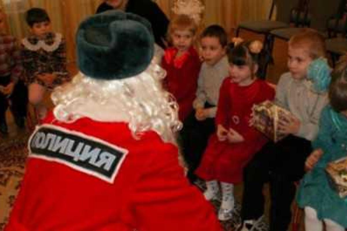 В Крыму детям предложили писать письма «Полицейскому Деду Морозу» В Крыму детям предложили писать письма «Полицейскому Деду Морозу»