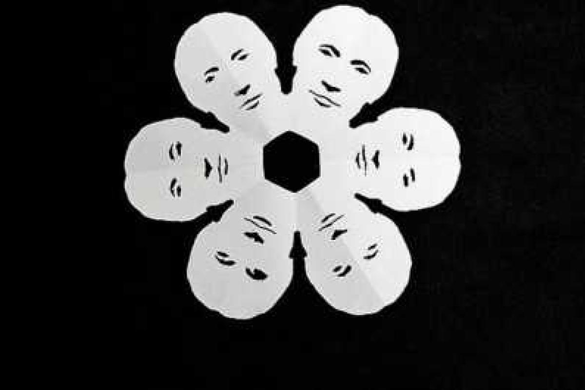 Россиянам предлагают украсить свой дом снежинками в форме лица президента Путина