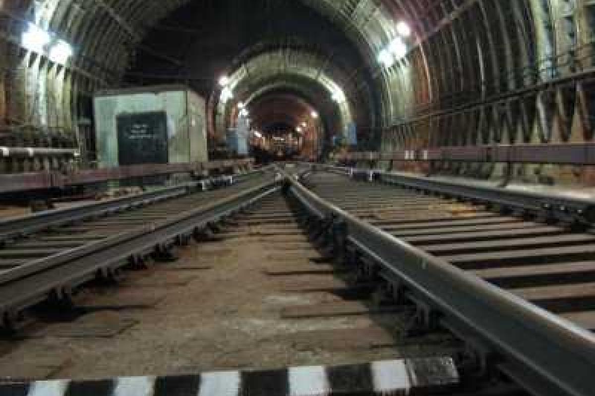 В московском метро пассажиру разбило голову зеркалом подъезжавшего поезда В московском метро пассажиру разбило голову зеркалом подъезжавшего поезда