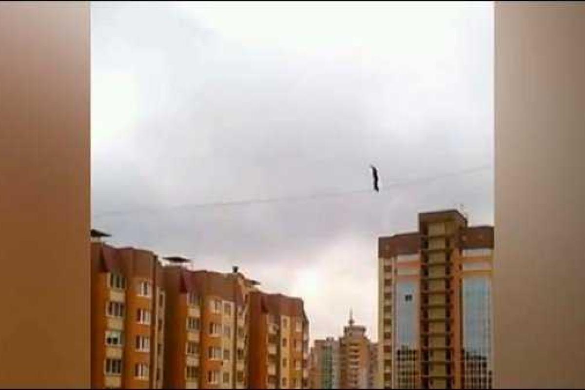 В Воронеже экстремал прошелся по кабелю, натянутому между высотными домами. Видео В Воронеже экстремал прошелся по кабелю, натянутому между высотными домами. Видео