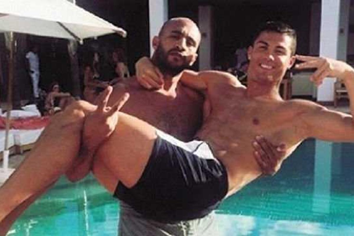 Криштиану Роналду встречается с кикбоксером, который носит его на руках 