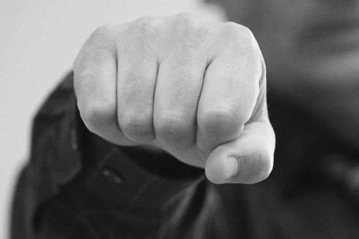 В России пьяный папаша избил воспитательницу детсада В России пьяный папаша избил воспитательницу детсада