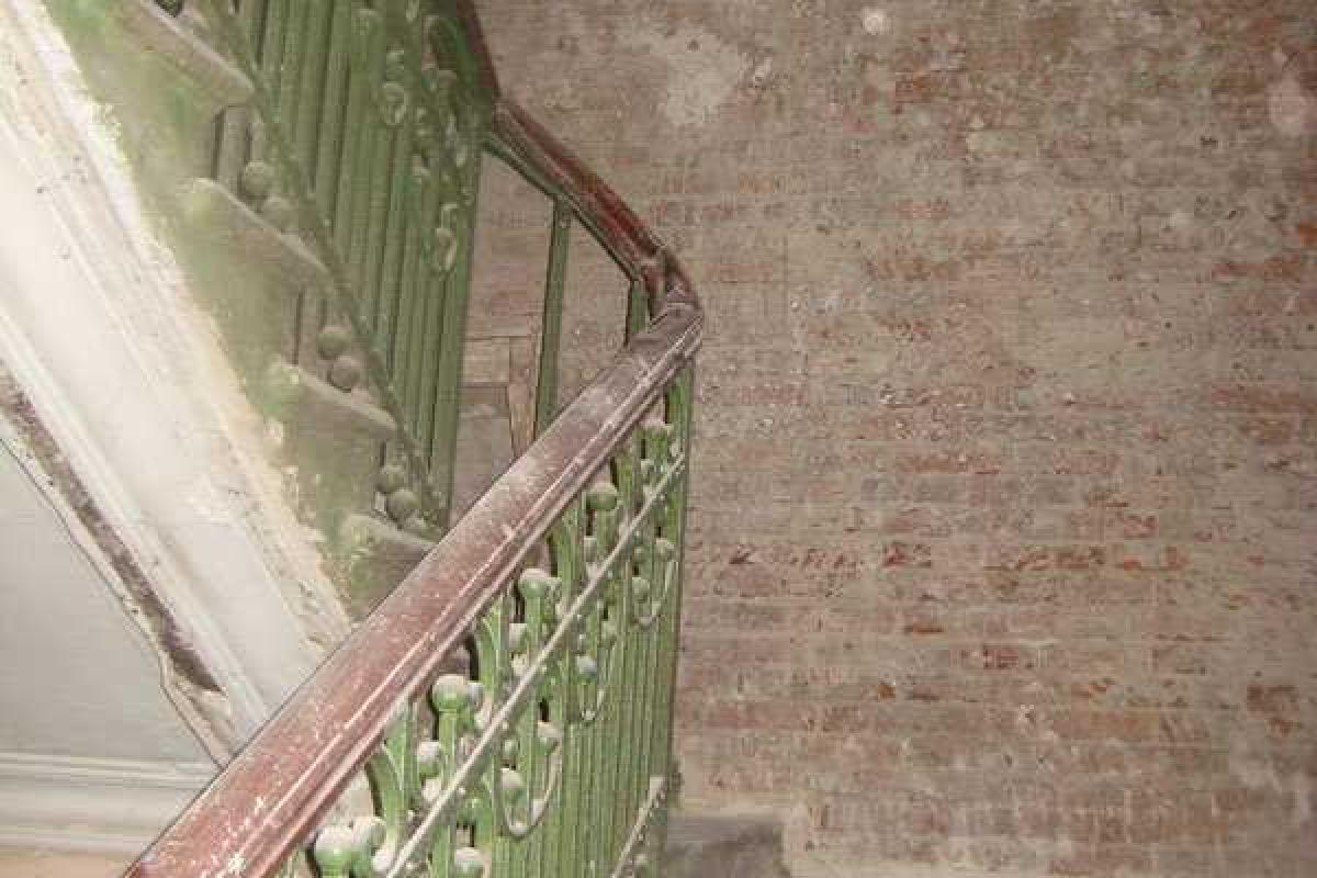 Россиянин из-за замечания спустил с лестницы соседку Россиянин из-за замечания спустил с лестницы соседку