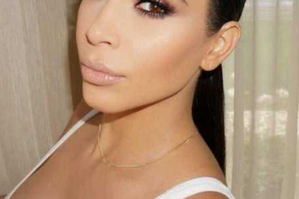 Ким Кардашьян сделали кесарево сечение