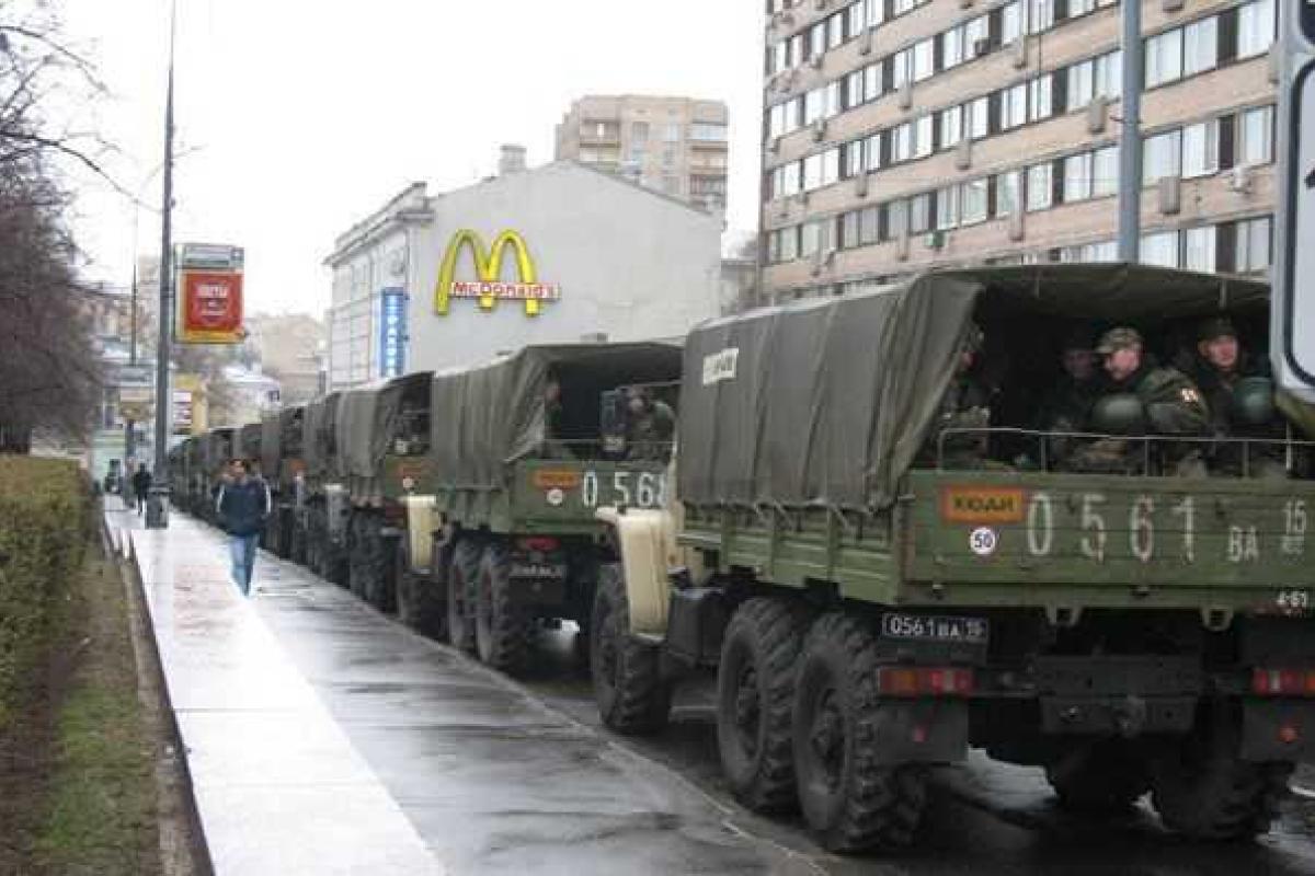 В Москву срочно вводят войска и технику