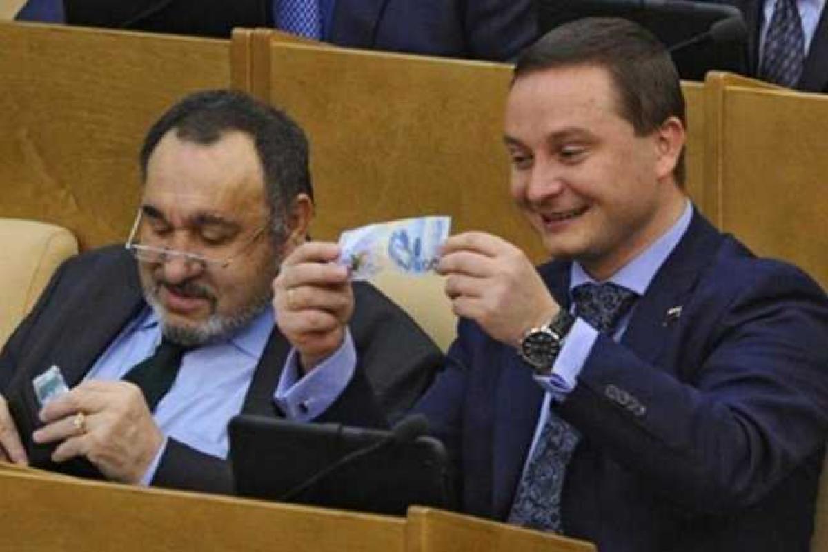 В России предложили выпускать дырявые рубли 