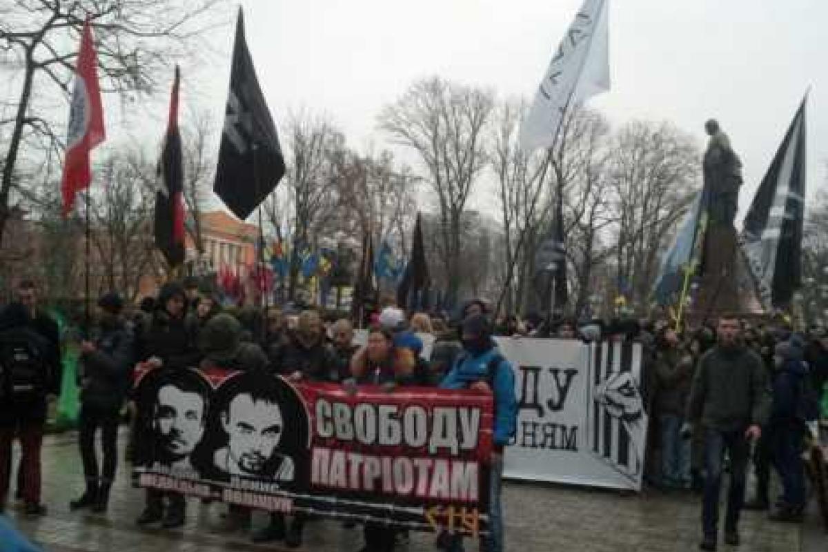 В Киеве стартовал марш в поддержку подозреваемых в убийстве Олеся Бузины В Киеве стартовал марш в поддержку подозреваемых в убийстве Олеся Бузины