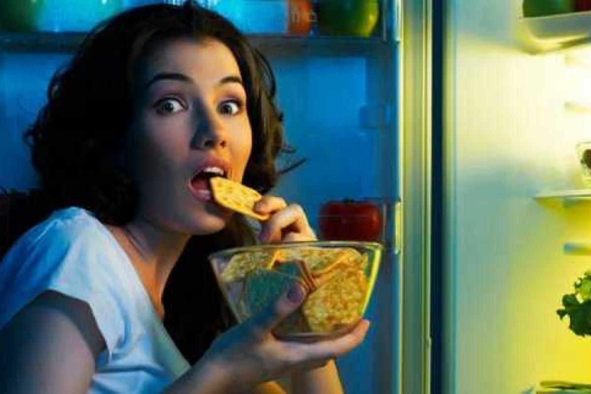 Ученые: Ночной прием пищи опасен для мозга человека 