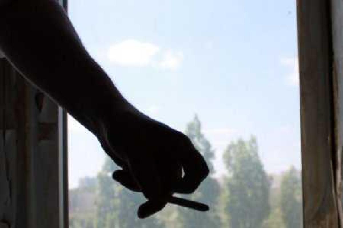 В России пассажиру электрички, решившему покурить через дверь, отрезало руку. Видео В России пассажиру электрички, решившему покурить через дверь, отрезало руку. Видео