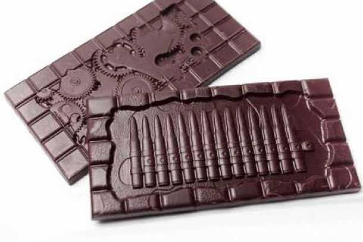 Маразм крепчает: в России наладили выпуск шоколада с пулями и шестеренками