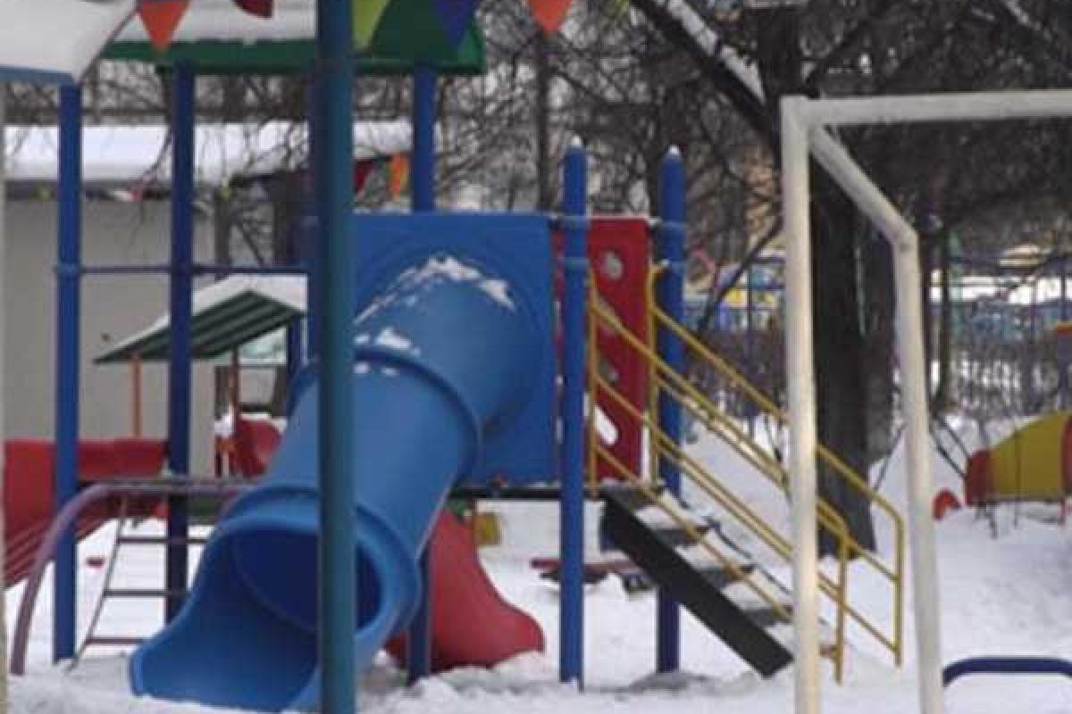 В Новосибирске 3-летняя девочка погибла во время прогулки в детском саду