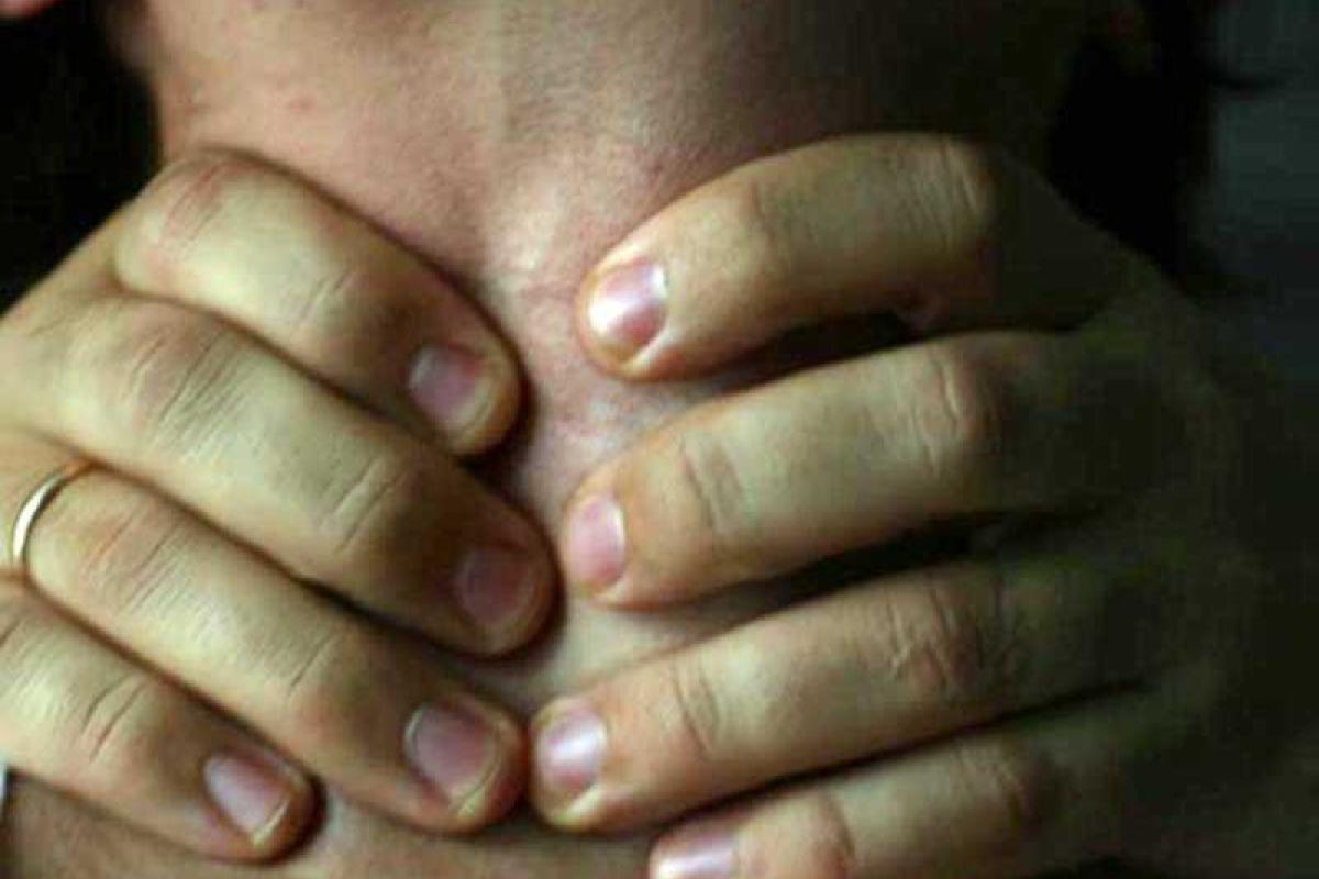 В Харькове мужчина задушил знакомую в её квартире В Харькове мужчина задушил знакомую в её квартире