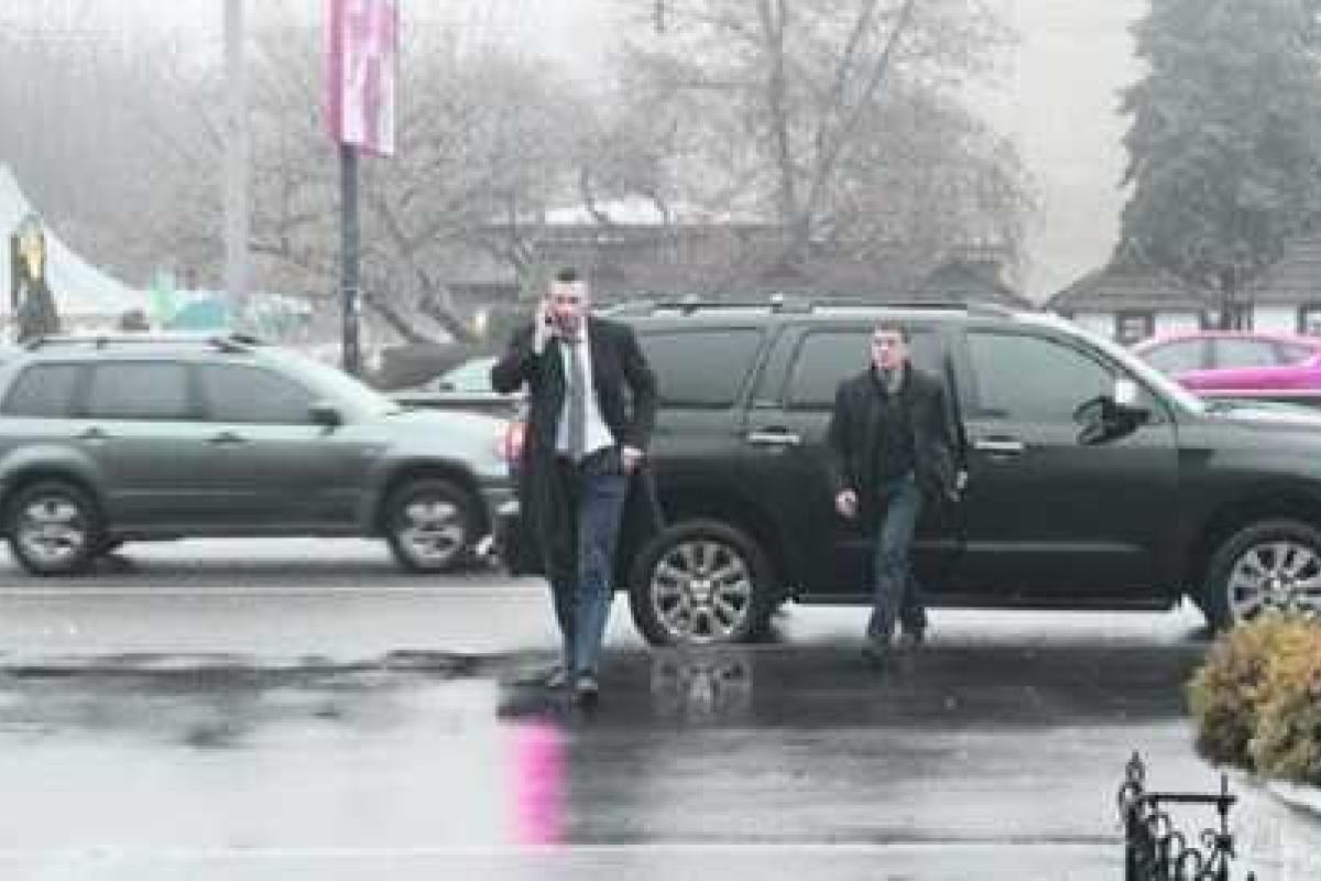 Водитель Кличко набросился на журналистов с требованием стереть кадры, где он нарушает ПДД