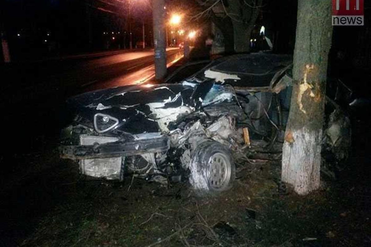 В Мариуполе автомобиль врезался в дерево и загорелся В Мариуполе автомобиль врезался в дерево и загорелся