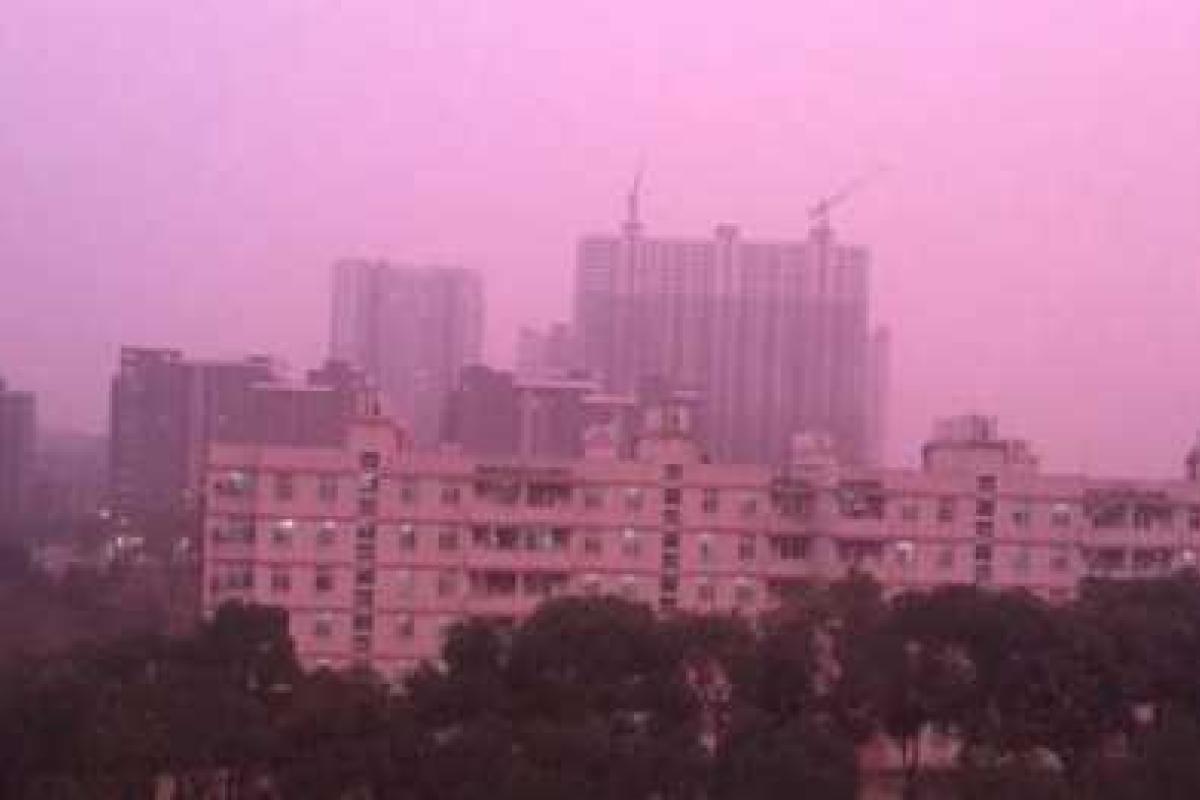 Китай окутал необычный фиолетовый смог