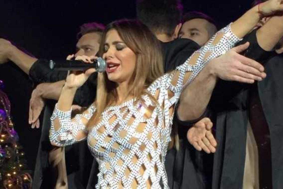 Ани Лорак шокировала дырявым платьем