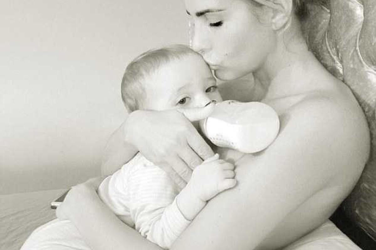 Модель и певица Кэти Прайс снялась обнаженной вместе со своей 14-месячной дочерью