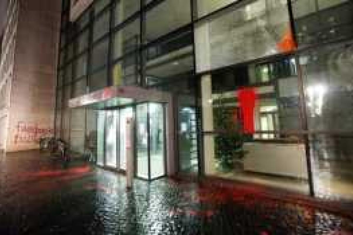 Офис Facebook забросали камнями Офис Facebook забросали камнями