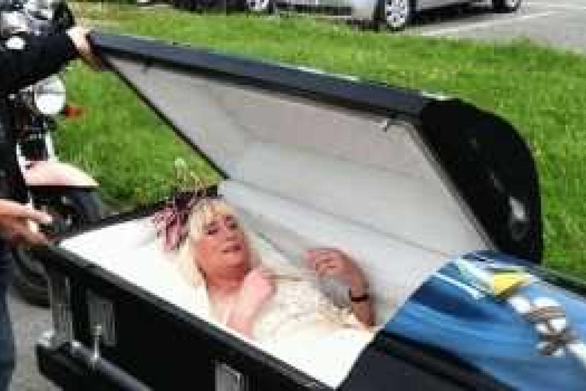 Жительница Великобритании приехала на собственную свадьбу в гробу Жительница Великобритании приехала на собственную свадьбу в гробу