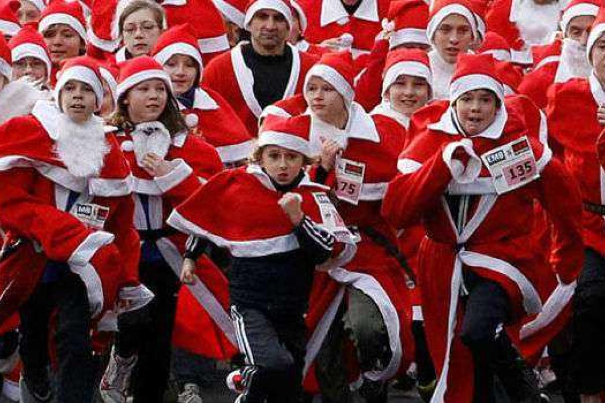 Сотни Дедов Морозов и Санта-Клаусов приняли участие в забеге в Риге 