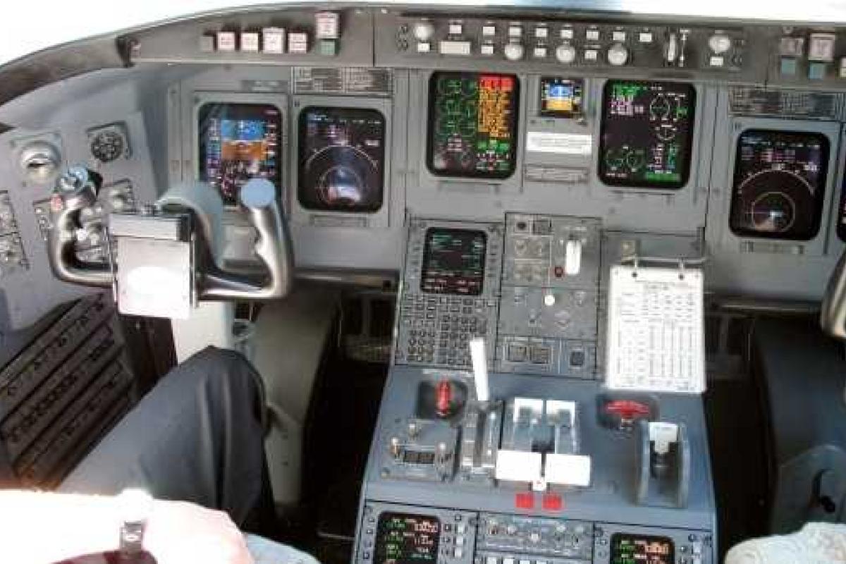 В Казани из-за трещины в кабине пилотов экстренно сел самолет В Казани из-за трещины в кабине пилотов экстренно сел самолет