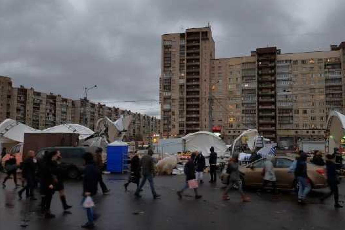 В Санкт-Петербурге ветер сдул целый рынок В Санкт-Петербурге ветер сдул целый рынок
