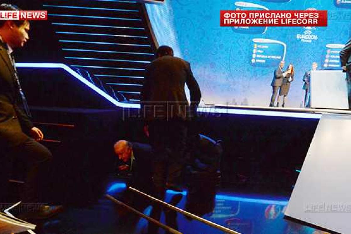 Тренер сборной Испании упал со сцены во время жеребьевки Евро-2016. Видео