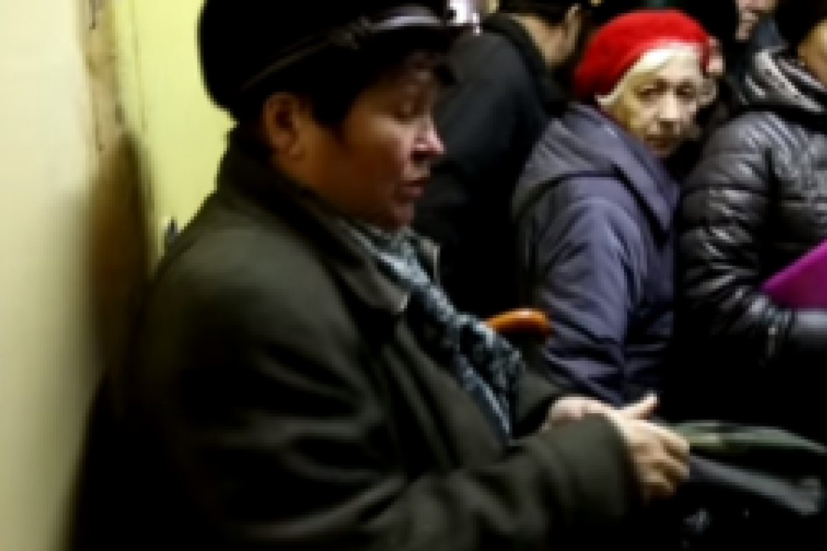 В Керчи пенсионеры занимают очередь в ЖЭК с 3 ночи В Керчи пенсионеры занимают очередь в ЖЭК с 3 ночи