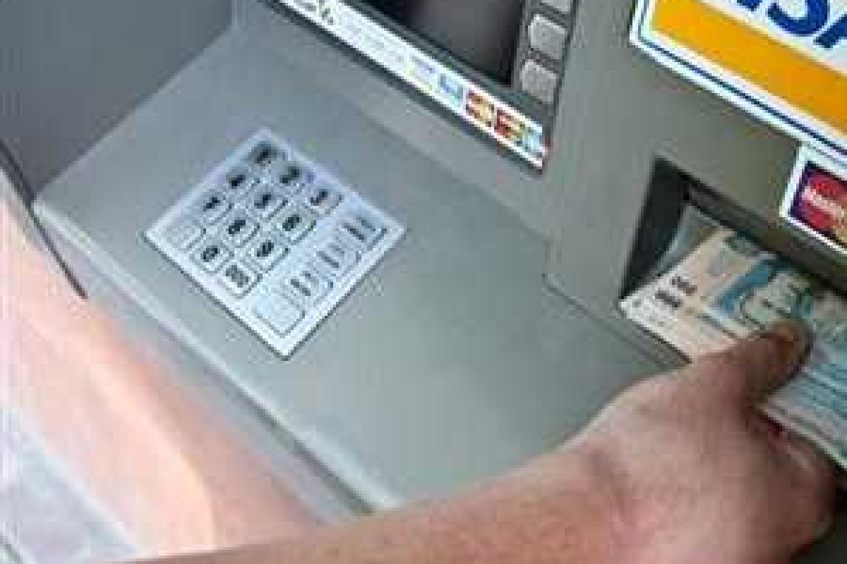 Крымчане штурмуют банкоматы: боятся, что с их карточек спишут деньги за украинские кредиты Крымчане штурмуют банкоматы: боятся, что с их карточек спишут деньги за украинские кредиты