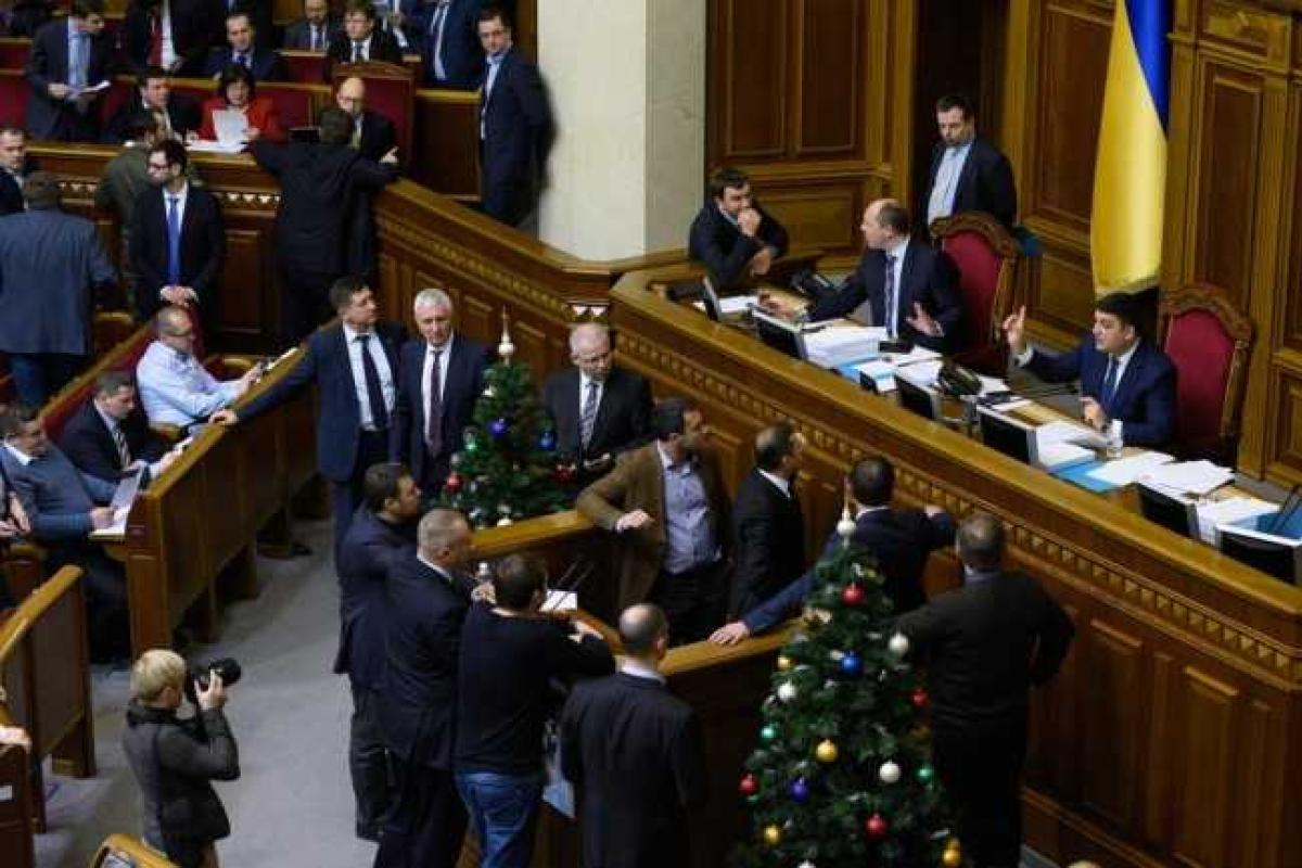 Принимая скандальный госбюджет-2016, нардепы не забыли повысить себе зарплату