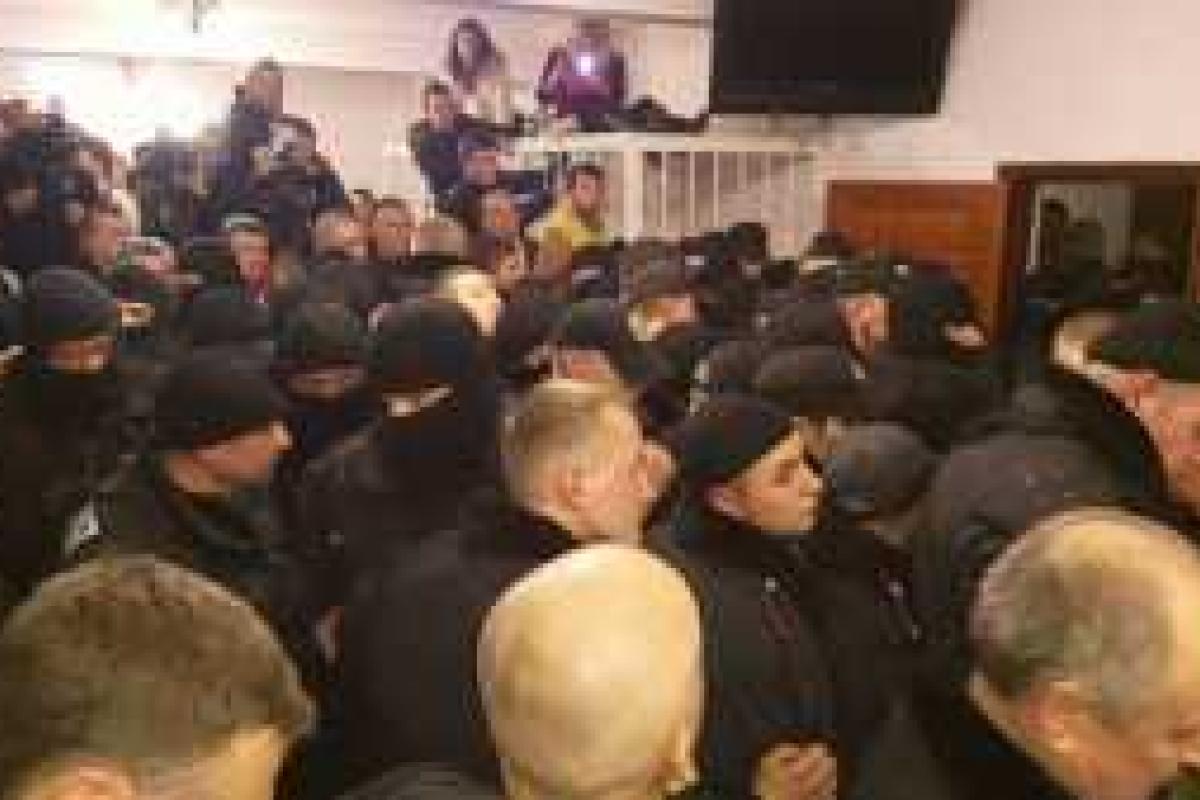 Беспорядки в зале суда по делу Корбана переросли в большую давку и драку Беспорядки в зале суда по делу Корбана переросли в большую давку и драку