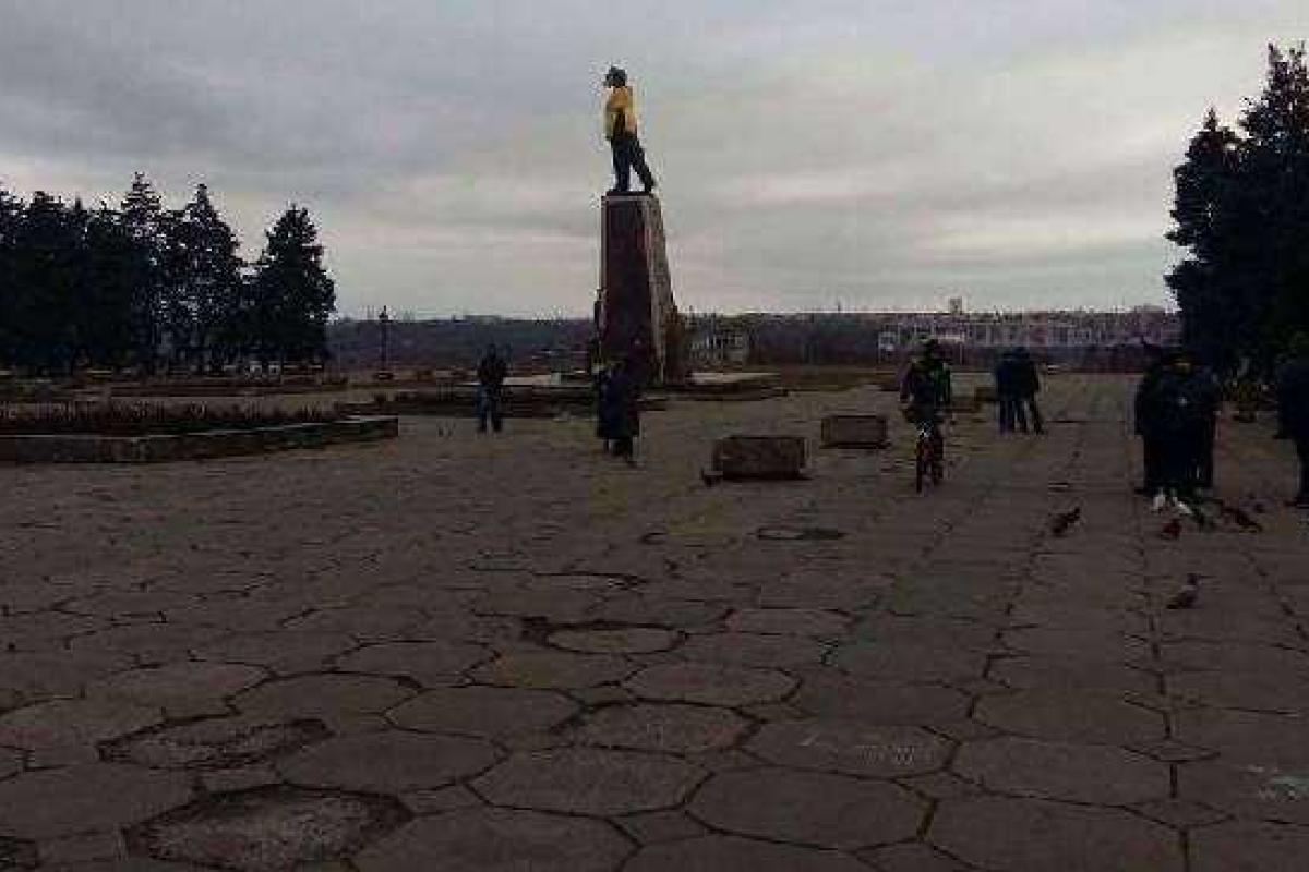 В Запорожье жителям "плевать" на памятник Ленину В Запорожье жителям "плевать" на памятник Ленину