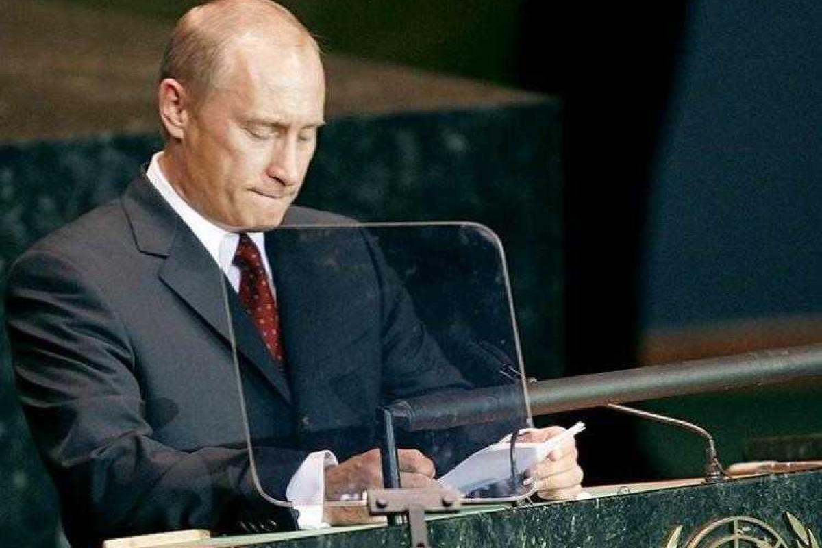 Российским чиновникам к Новому году дарят цитатник Путина