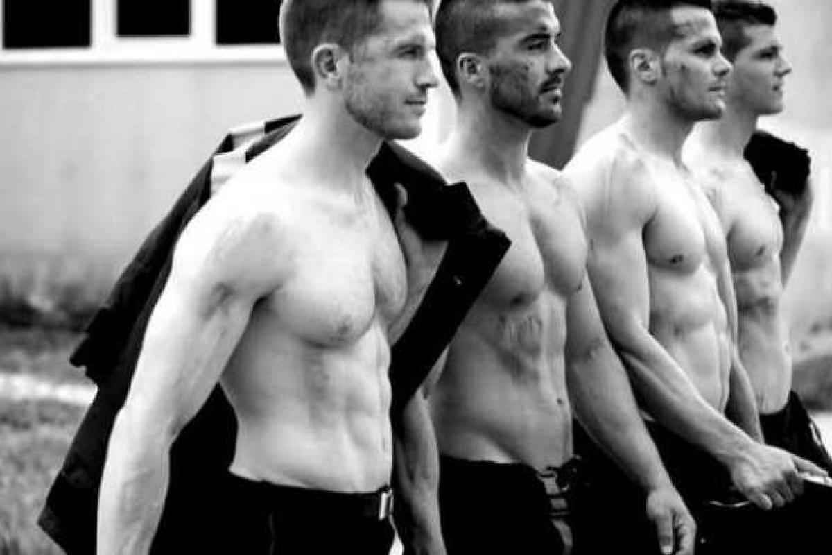 Во Франции выпустили календарь с сексуальными пожарными