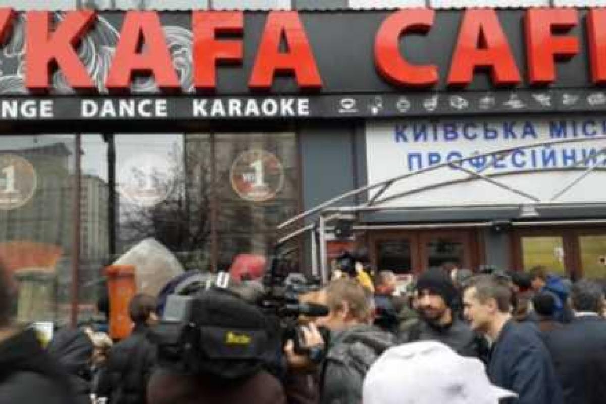 В Киеве горит скандальное кафе в Доме профсоюзов В Киеве горит скандальное кафе в Доме профсоюзов
